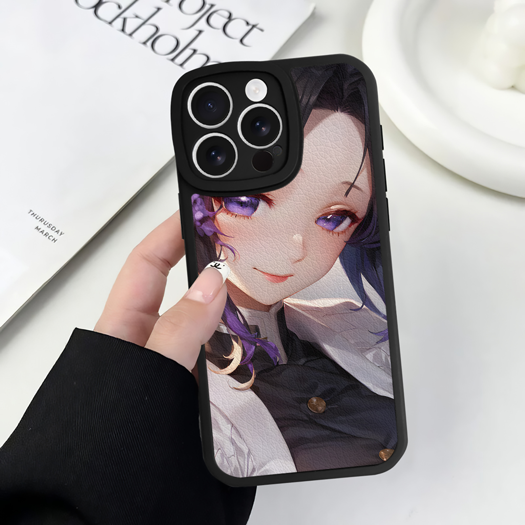 （画像用） 鬼滅の刃（きめつのやいば）蟲柱-胡蝶 しのぶ／こちょう しのぶ Kochou Shinobu 【iPhone 16シリーズ対応】シリコンスマホケース（レザー調） 材質：シリコン